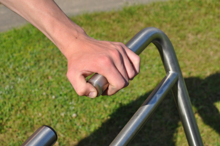 Cette photo de détail montre comment le bouton de dosage est actionné.