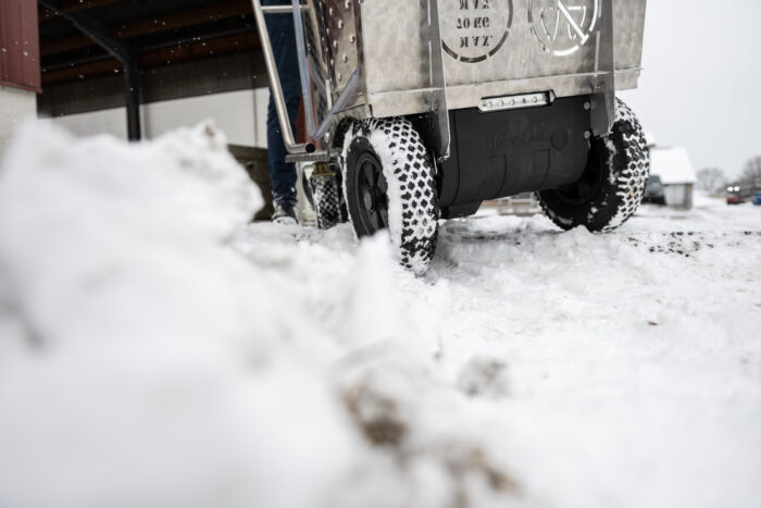 Op deze foto wordt een MelkTaxi over sneeuw en ijs gereden.