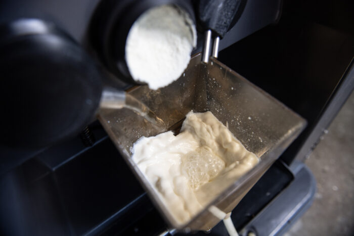 Esta foto de detalle muestra la mezcla de leche en polvo y agua en el CalfExpert.