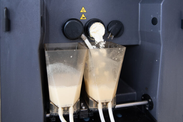 Questa immagine in dettaglio mostra due contenitori di miscelazione del CalfExpert. Il latte in polvere viene aggiunto al latte intero.