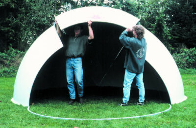 Sur cette photo, deux agriculteurs fixent l’élément central de l’igloo.