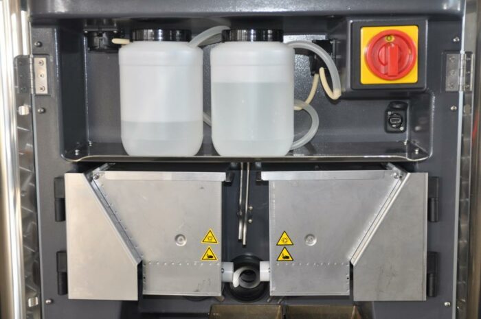 Questa foto mostra il dosatore di polvere e di liquidi nel CalfExpert.