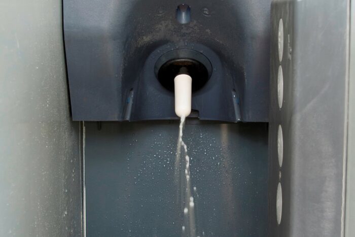 图为按下训练按钮时，HygieneStation 卫生饲喂站中的橡皮奶头。