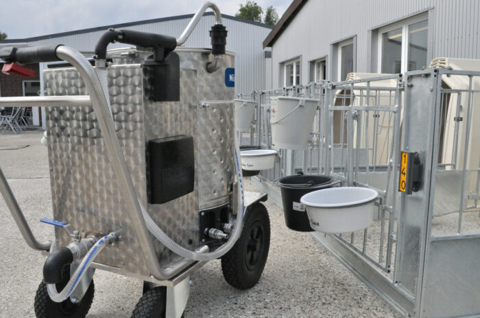 This picture shows a MilkTaxi 100l including Smart-ID antenna in front of a hutch with card holder.