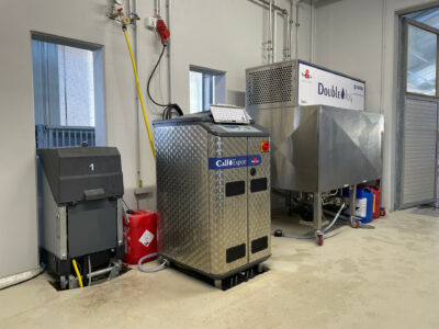 ステーション二台とDoubleJugミルク冷却タンクを装備したCalfExpert自動哺乳機