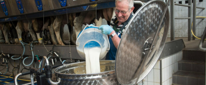 En mand fylder sødmælk i MælkeTaxa