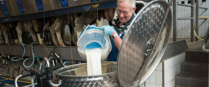 Un hombre llena el Taxi de Leche con leche entera