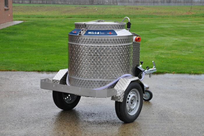 Släpvagnsmodell med ram för mjölkkannor
