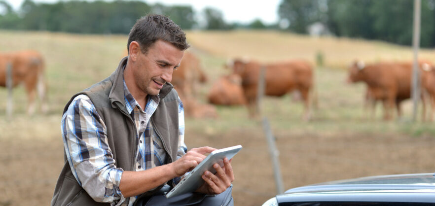 Agricoltore con iPad