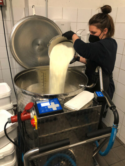 Anna mélangeant un sorbet à la mangue et aux fruits de la passion dans le Taxi-Lait.