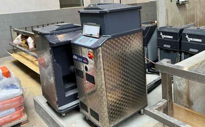 Een tweede poedercontainer bij de CalfExpert voor het voeren van twee verschillende soorten kunstmelk.