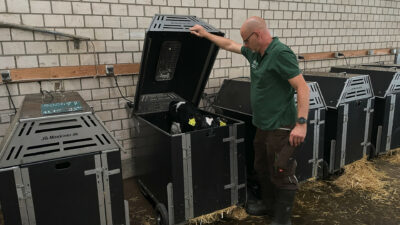 Il responsabile dell’allevamento, Christopher Braatz, controlla i vitelli appena nati nel box di riscaldamento