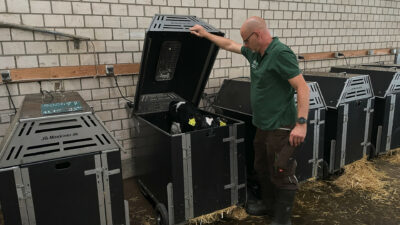 Opfokmanager Christopher Braatz controleert pasgeboren kalveren in de warmtebox