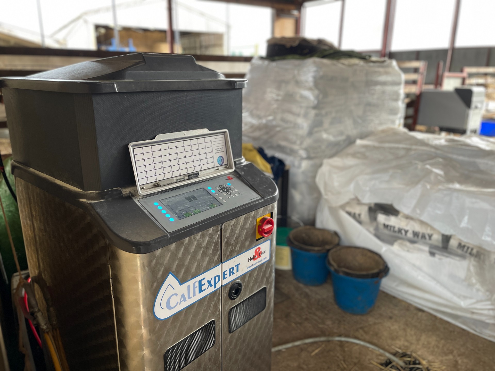 Автомат выпойки CalfExpert с дополнительным отсеком для сухого молока ёмкостью до 75 кг