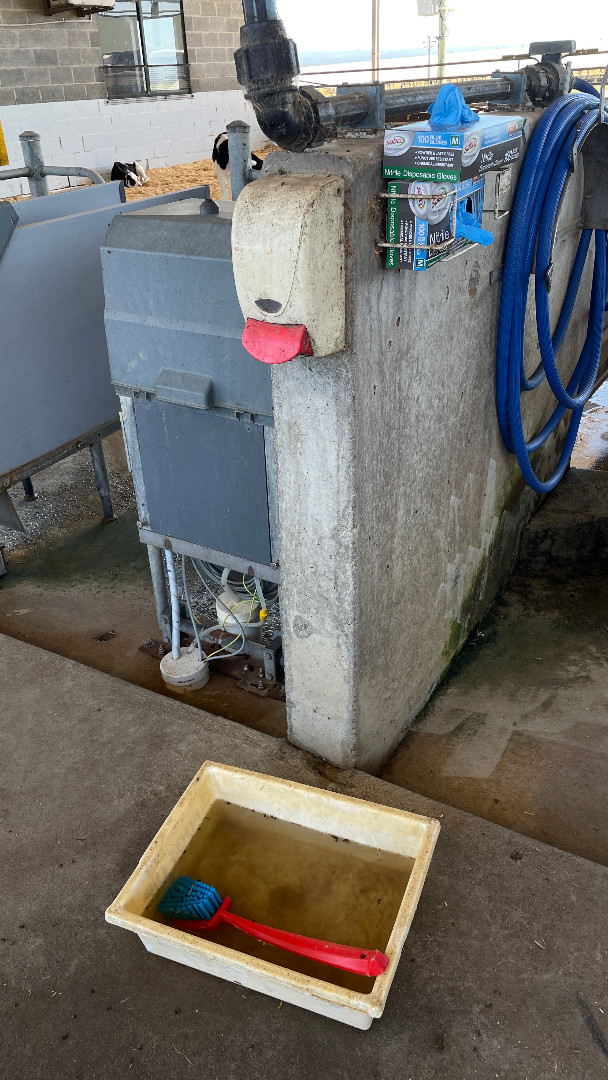 L’hygiène à l’état pur : désinfection des bottes et des mains et port de gants à chaque D.A.L. ! L’hygiène à l’état pur : désinfection des bottes et des mains et port de gants à chaque D.A.L. !
